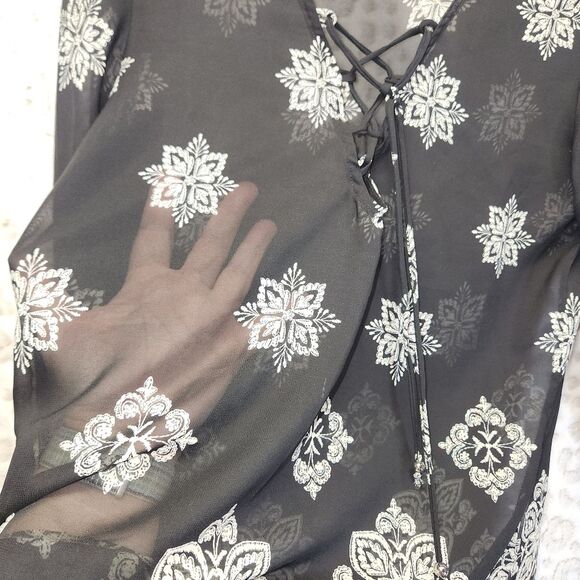 Black & White Semi Sheer 3/4 Sleeve V-Neck Lace Up Tunic Size Small - Picture 4 of 9